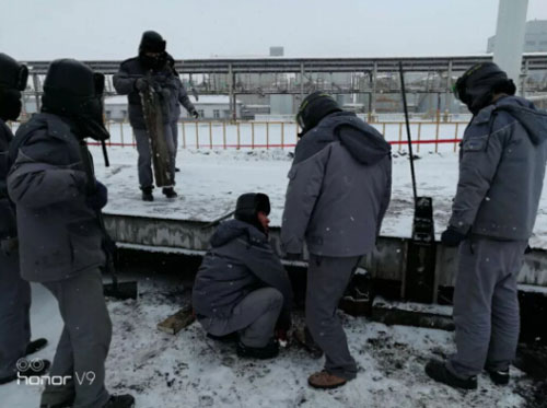 圖為車間師傅在雪地調試地磅現場