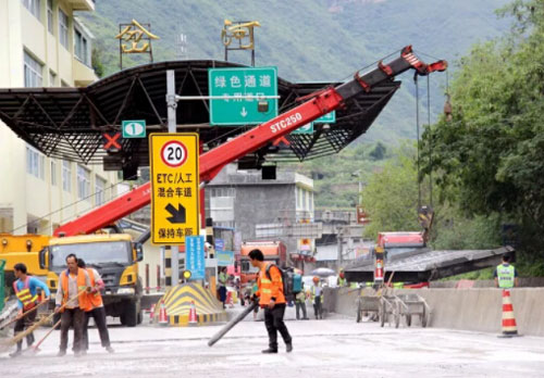 圖為水富分處清理岔河收費站地磅淤泥工作